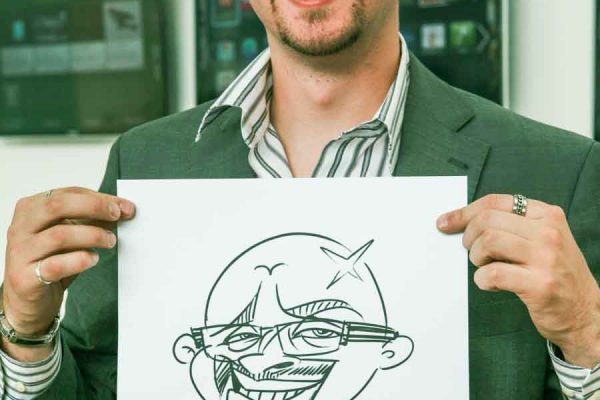 Schnellzeichner auf Messe, Karikatur auf Papier