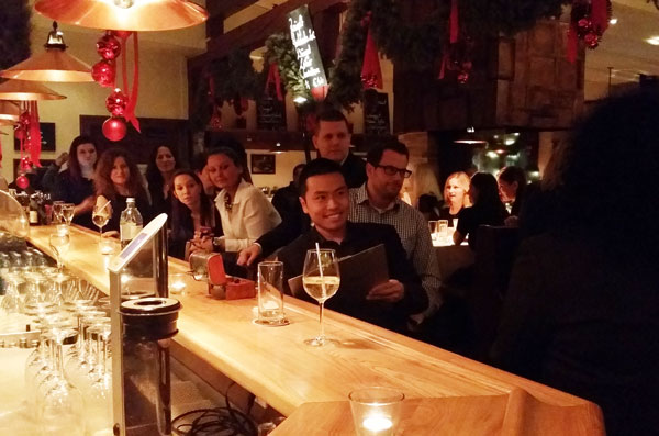 Schnellzeichner auf Weihnachtsfeier, Karikatur auf Papier