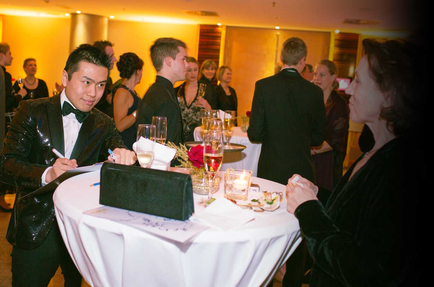 Schnellzeichner auf Weihnachtsfeier, Karikatur auf Papier